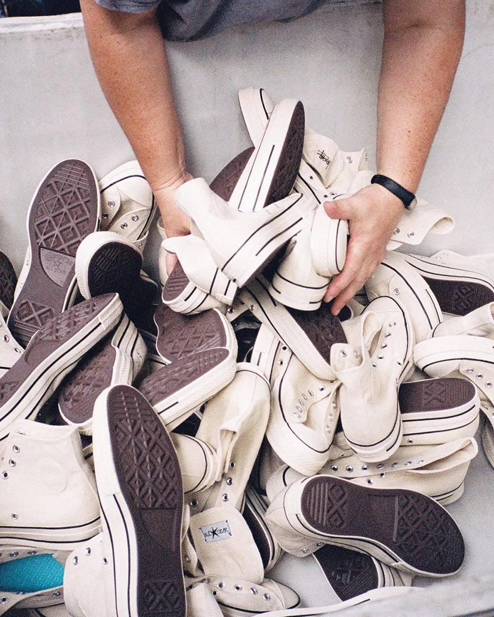 Stussy x Converse Chuck 70 Hi 聯名款發售!陰陽 Logo 居然是… Stussy x Converse x Our Legacy 材質 - Stussy x Converse Chuck 70 Hi 聯名款發售!陰陽 Logo 居然是…
