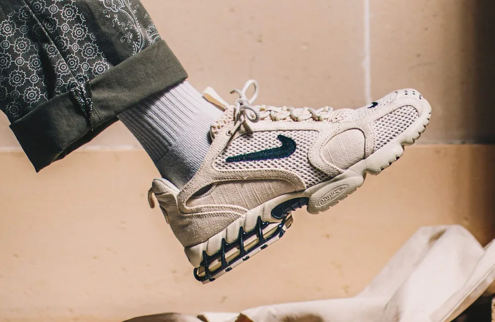超復古的Stussy x Air Zoom Spiridon Caged Fossil - 超復古！Stussy x Air Zoom Spiridon Caged 'Fossil'
